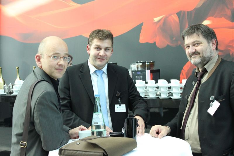 Im Gespräch (v.l.): Ein Besucher mit Marcel Klug (TELCAT MULTICOM GmbH) und Friedrich Kramer (ready for innovation UG) (Vogel IT-Medien)