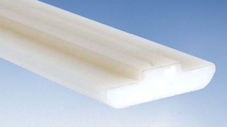 Überall dort, wo unzählige Paletten, Pakete oder Kunststoffbehälter mit hoher Geschwindigkeit auf langen Wegen durch die Lagerhallen transportiert werden müssen, sind Kunststoffgleitleisten die optimale Wahl zur Führung der Rollenketten. (Bilder: faigle) (Archiv: Vogel Business Media)