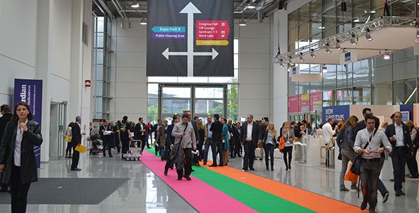 Pink, grün, orange – die dmexco zeigte sich dieses Jahr besonders bunt. Das neue Farbleitsystem leitete Besucher zuverlässig durch die erstmals auf drei Hallen verteilte Messe. (Bildquelle: marconomy)