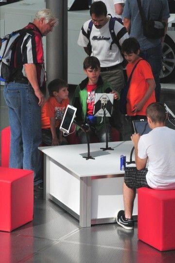 Wer sich nach einem langen Messetag einmal hinsetzen möchte, kann sich auf iPads über die Autoberufe informieren. (Foto: Büttner)