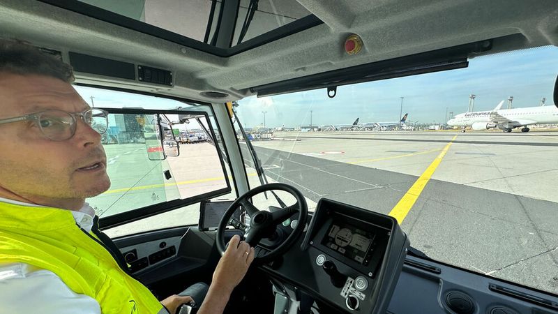 Ein weiterer Vorteil des elektrischen Schleppers: In ihm kann man sich während der Fahrt in Zimmerlautstärke unterhalten. (Bild: sp-x/Benjamin Bessinger)