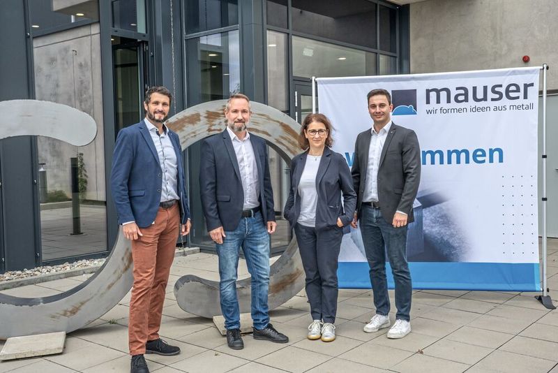 Markus Stapf, Leiter Materialwirtschaft bei Trumpf, Michael Müller, Geschäftsführer Technik und Einkauf bei Mink, MM-Redakteurin Stefanie Michel und Daniel Mauser, Junior-Geschäftsführer bei Mauser (v.l.) beim Treffen vor Ort in Ditzingen. (Bild: Mink)