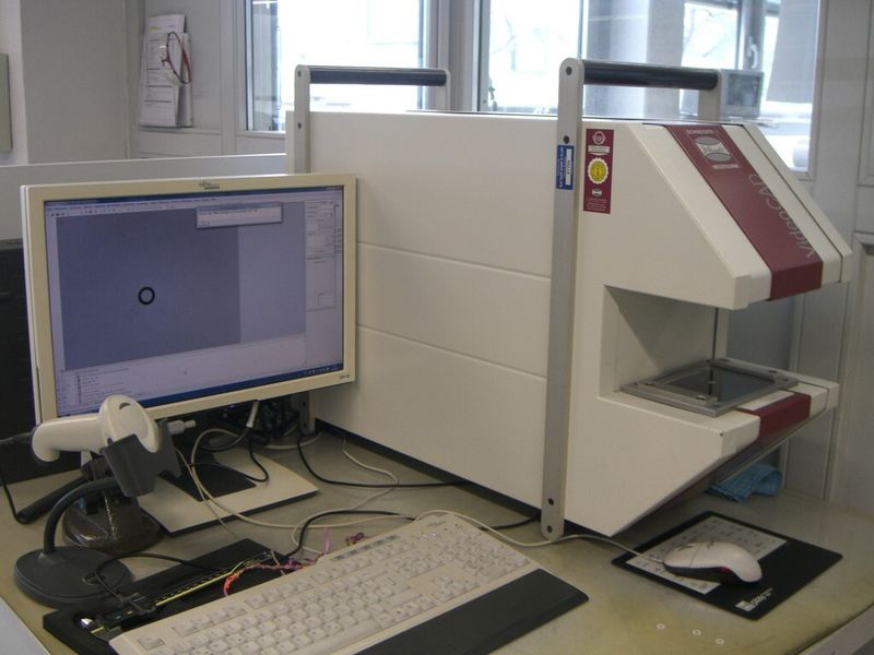 Die Messmaschine V-CAD 1 mit einem Messbereich von 76 mm x 63,5 mm kommt in der Scharfschnitt-Abteilung zum Einsatz. (Bild: Drechsel)