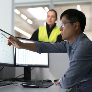 Die Maschinenverordnung (MVO) legt fest, wie Maschinen künftig gebaut und auf den Markt gebracht werden müssen. Neu sind Anforderungen etwa zu Cyber Security und einer klaren Regelung für wesentliche Veränderungen. (Bild:  Leuze)