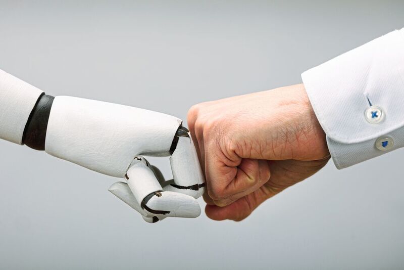 Durch künstliche Intelligenz konnte der Roboter nahtlos in den Arbeitsalltag des Menschen integriert werden. (Copyright (C) Andrey Popov)