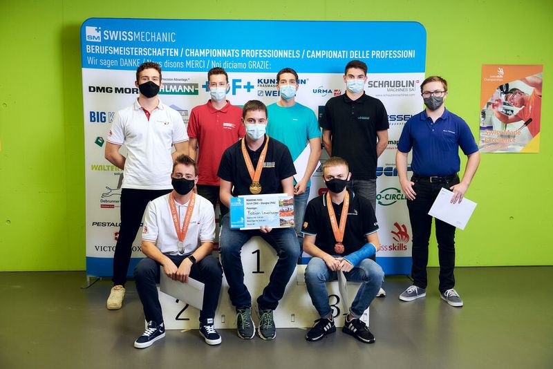 Elias von Atzingen, Fabian Leuenberger und Fabian Giger (vordere Reihe) sowie die restlichen TeilnehmerInnen bei der Siegerehrung, Swissmechanic, Polymechaniker/in EFZ, CNC Drehen. (Bild: © Manu Friederich)