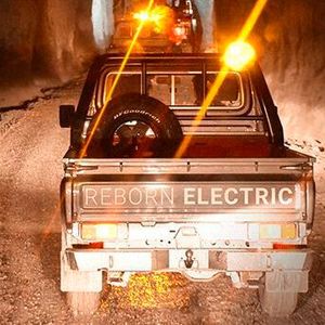In der jüngsten Ausbaustufe auf Basis des Land Cruiser J7 kommt ein 90 kW/122 PS und 1.410 Newtonmeter starker E-Motor zum Einsatz. Im Geländeeinsatz sollen damit 80 bis 100 Kilometer drin sein und der Antrieb bei Steigungen mit 15 Prozent eine Höchstgeschwindigkeit von 35 km/h ermöglichen.(Bild:  Huber Automotive)