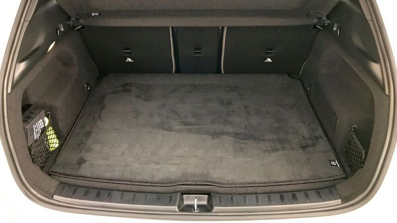 6. Der Kofferraum: Beim Kofferraumvolumen erreicht der EQA mit nur 340 Litern gerade einmal Kompaktwagen-Niveau. Für ein knapp 4,60 Meter langes SUV ist das ein bisschen wenig. Unter dem Ladeboden findet sich ein kleines Zusatzfach für die Ladekabel, ein Frontkofferraum fehlt ganz. (Bild: Rosenow – »kfz-betrieb«)