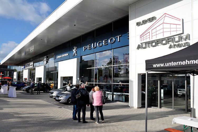 Quadratisch, praktisch, gut: 920 Quadratmeter Glasfassade sorgen für helle Räume und gute Lichtverhältnisse. (Bleker)