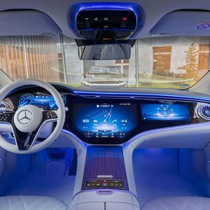 Die Basisvariante verfügt über große, separate Bildschirme, ähnlich wie die S-Klasse, und vor dem Co-Piloten befindet sich eine Dekorfläche.(Bild:  ampnet/Autoren-Union Mobilität/Daimler)