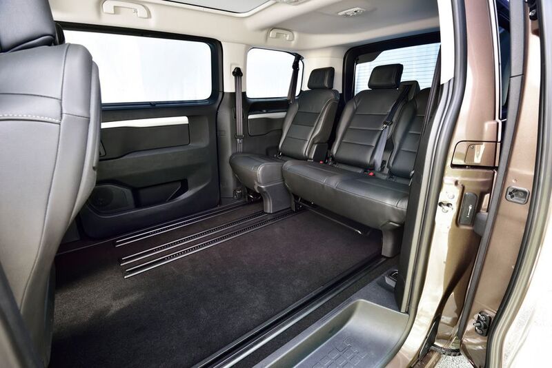 Die Sitze kann man einzeln verschieben, die Lehnen individuell verstellen oder flachlegen. (Toyota)
