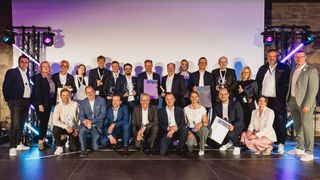 Die Autohausgruppen Weller (Berlin), Jepsen (Regensburg) und Schneider (Chemnitz) sind die Gesamtsieger des Automotive Business Awards 2025 von »kfz-betrieb«. Im Bild: Teams der Autohäuser zusammen mit Vertretern der Award-Partner Bank Deutsches Kraftfahrzeuggewerbe (BDK), CG Car-Garantie Versicherungs-AG, Deutsche Automobil Treuhand (DAT), Loco-Soft, Mobile.de und TÜV Nord Mobilität sowie »kfz-betrieb«-Chefredakteur Wolfgang Michel. (Stefan Bausewein)