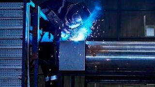 Qualifizierte Mitarbeiter mit Schweißerprüfungen nach ISO 9606 und Zulassungen bis Materialgüte S960 sind die Grundlage für die Jebens-Zertifizierung nach DIN EN 1090-2 EXC 4 und ISO 3834. (Bild: Jebens)