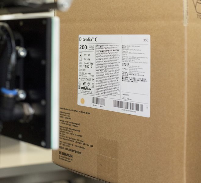 Der Versandkarton erhält das Versandetikett. (Bild: Bluhm Systeme)