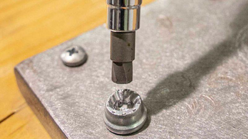 Der Innensechskant wird je nach Größe auf eine Verlängerung oder Ratsche mit 1/4- oder 3/8-Zoll-Antrieb gesteckt. (Bild: Mawek)