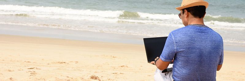 Schaffen Unternehmen die Voraussetzungen für Homeoffice, ermöglichen sie ihren Mitarbeitern ganz allgemein ein ortsunabhängiges Arbeiten.(Bild:  © kavisimi - stock.adobe.com)