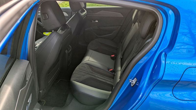 Hinten reicht der Sitzraum für größere Personen zwar aus; es gibt aber deutlich geräumigere Kompaktwagen. (Bild: Rosenow – »kfz-betrieb«)