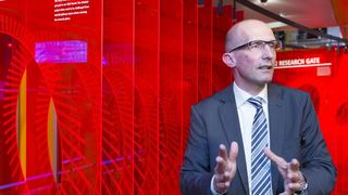 Martin Wegner präsentiert das „Hands-On-Lab“ der Deutschen Post DHL. (Bild: Deutsche Post DHL)