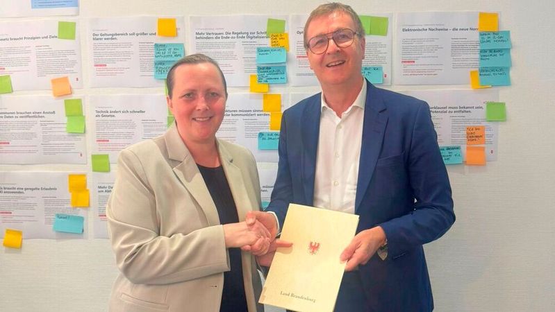 Nadine Korte erhält ihre Ernennungsurkunde von Landes-CIO Ernst Bürger.(Bild:  Ministerium der Justiz und für Digitalisierung Brandenburg)