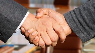 Damit es zum Handschlag und zu einer erfolgreichen Nachfolgeregelung bei der Betriebsübergabe kommen kann, braucht es mehr Anreize und weniger Bürokratie.  (Bild: gemeinfrei)