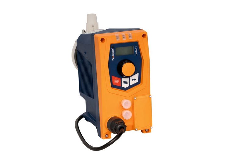Membrandosierpumpe beta X ermöglicht kontinuierlichen Druckhub für gleichmäßige Dosierung sowie eine einfache Volumeneinstellung in L/h per Clickwheel.  (Bild: Prominent)