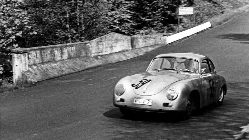 Ab 1955 gab es den 356 auch als „1500 GS“ (Gran Sport), der ab 1959 „Porsche Carrera“ hieß, benannt nach dem Langstreckenrennen Carrera Panamericana. 1958 wurde der 1500er durch zwei 1600er-Versionen ergänzt bzw. ersetzt. Der Carrera besaß einen Königswellen-Motor, benannt nach seinem Konstrukteur „Fuhrmann-Motor“. Solch ein Motor kostet heutzutage überholt auch mal eine sechsstellige Summe. (Bild: Porsche)