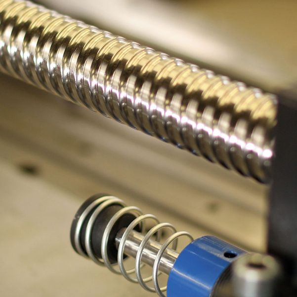 Bild 1: Ein neues Regelungsverfahren kann die Bandbreite des gesamten Vorschubssystems, hier ein Kugelgewindetrieb, erhöhen. (Bild: ISW, Universität Stuttgart)