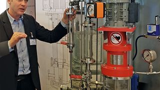 Sadko Meusel erläutert das Pumpenprinzip der Vertikalpumpe MPCV-AN anhand eines Funktionsmodells. Auch dieses Jahr stellt Bungartz seine Pumpenmodelle auf der Achema 2018 vor. (Bungartz  )