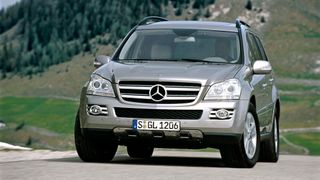 Ältere Exemplare unter anderem des Mercedes GL müssen in die Werkstatt. (Bild: Daimler)