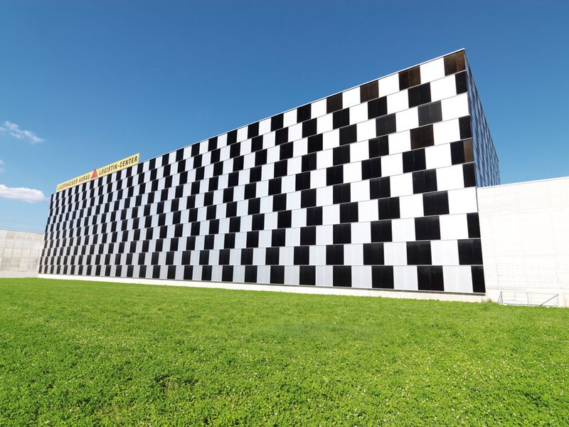 Die berühmte und mehrfach prämierte Fassade des Hochregal-lagers. (Bild: Jungheinrich)