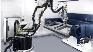 Die TruLaser Robot 5020 von innen: Der automatische Rotationswechsler mit Wendeachsen in der Innenansicht mit Roboter. (Bild: Trumpf)