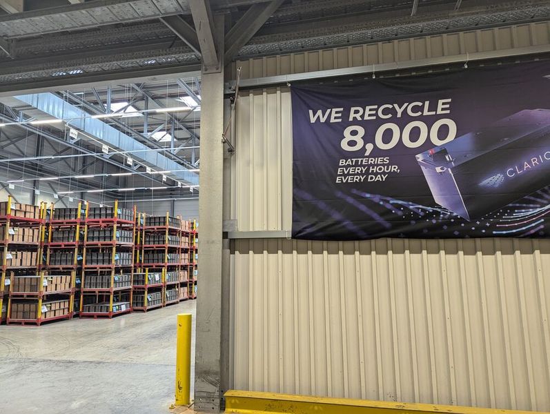 Clarios hat in Hannover-Stöcken seine Zentrale für Europa, den Nahen Osten und Afrika sowie ein wichtiges Werk. In dieses hat der Batteriehersteller einen Einblick gegeben.  (Bild: Stefanie Eckardt)