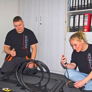 Sven Kunstmann, Enitech Energietechnik - Elektronik GmbH, hat den ersten Platz beim Phoenix-Contact-Verdrahtungswettbewerb errungen. Den Gewinn, ein Formel-1-Wochenende, löst er Ende Juli am Hockenheim-Ring ein. Seine Kollegin Jacqueline Westphal hat eine der fünf Carrera-Bahnen abgestaubt.