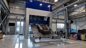 Die Gigacasting-Tuschierpresse MIL 409 von Millutensil ragt 11 Meter hoch in die neue Halle beim Druckgussformspezialisten Vetimec. Die Presse ist gegenüber ihren kleineren Geschwistern aus der MIL-Baureihe eine komplette Neuentwicklung mit  innovativen Lösungen – kompromisslos in Sachen Sicherheit und Bedienkomfort für die Werkzeugbau-Mitarbeiter. (Bild: Vetimec)