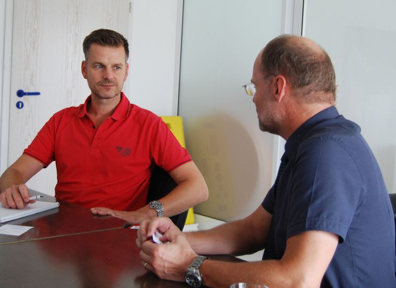 Günter Großmann (r.) im Beratungsgespräch mit Thorsten Ettlinger. (Stöber)