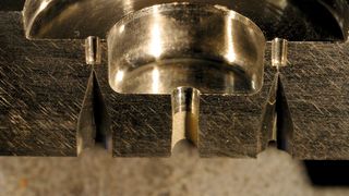 Detailansicht eines durch Mikrofräsen hergestellten mikrostrukturierten Formwerkzeugs.  (Bild: Fraunhofer-IWU)