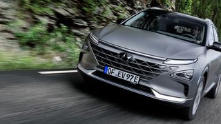 Während andere Hersteller noch am Brennstoffzellen-Fahrzeug basteln, schickt Hyundai mit dem Nexo die zweite Generation seines Wasserstoff-SUV ins Rennen. (Hyundai)