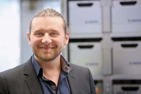 Bild 2: Eugen Budjugin hat als System Design Engineer bei der Varta Storage die Entwicklung des Batteriespeichers begleitet. (Bild: Phoenix Contact)