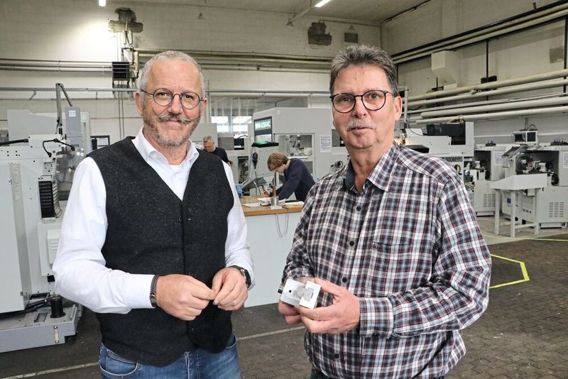 Bernd Klein (rechts), Industriemeister und Prokurist beim Steinmüller Bildungszentrum, freut sich gemeinsam mit Wilhelm Buchholz, Gebietsverkaufsleiter bei FPS, über die Ergebnisqualität und die vielfältigen Möglichkeiten der FPS-Universal Fräsmaschinen.  (Bild: FPS Werkzeugmaschinen)