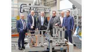 Hanomag-Manager Ilhami Günay (links) und Roger Kong (rechts) sollen Finoba in die Gruppe integrieren. Den Chefposten übernimmt Hanomag-Inhaber Karsten Seehafer (3. v. rechts). Mit im Bild: Insolvenzverwalter Franz-Ludwig Danko (4. v. rechts). (M.G.Schwellies)