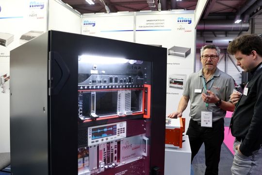 May Distribution präsentierte am Messestand neue Plattformen für Quanten- und Photonik-Steuersysteme.(Bild:  Karina Heßland-Wissel)