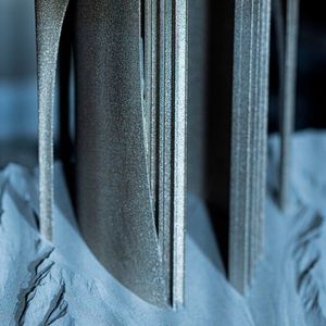 Filigrane und komplexe Strukturen sind nun auch bei bei Großbauteilen möglich: Ein Beispiel ist der Aerospike-Raketentriebwerk, das die Forschenden mit dem Institut für Luft- und Raumfahrttechnik der Technischen Universität Dresden im Rahmen des ESA-Projekts Aspirer entwickeln.(Bild:   Christoph Wilsnack/Fraunhofer IWS)