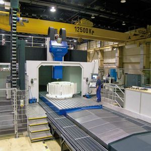 Bild 2: Mechanische Fertigung eines Gehäuseteils auf einer Hochpräzisions-Portal-Fräsmaschine. Bild: Mikromat