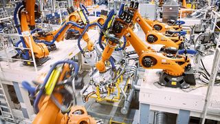 Karosseriebau im Fahrzeugwerk Zwickau: Hier entsteht mithilfe von Kuka-Robotern das Seitenteil des Volkswagen ID.3.

 (Kuka)