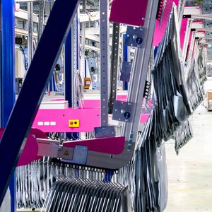 Jede Tasche kann 7 Kilogramm Gewicht tragen. Damit kann man auch gut gefütterte Wintermäntel zielgenau in den Versand schaffen.