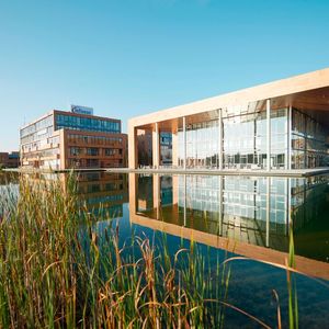 Der Infineon-Campus Campeon in Neubiberg steht für die spätere Entwicklung der Siemens-Halbleitergeschichte: Aus der Siemens-Halbleitersparte entstand 1999 Infineon.(Bild:  Infineon)