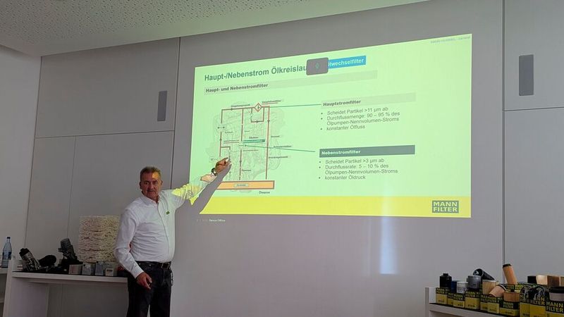 In die Geheimnisse von Filtern im Allgemeinen und denen von Mann+Hummel im Speziellen weihte Hans-Peter Müller im Rahmen einer umfangreichen Produktschulung die Besucher von „Qualität ist Mehrwert“ ein. (Bild: Dominsky – VCG)