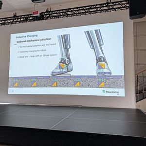 Skizzierung eines dynamischen Ladekonzepts ("E|Road-System"), das das Laden des Roboters über im Boden eingelassene Primärspulen direkt während der Fortbewegung ermöglicht, ohne mechanische Anpassungen. (Bild: Dr. Bernd Eckardt, Fraunhofer IISB)