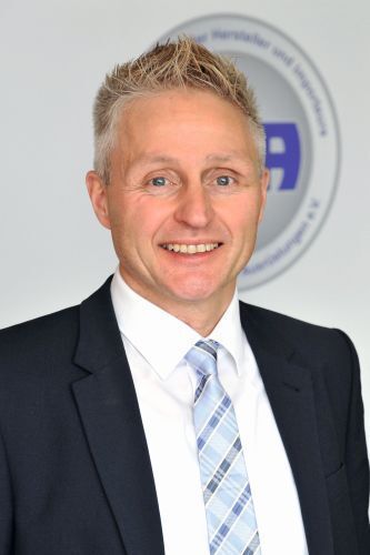 ASA-Präsident Frank Beaujean erläutert, welches Werkstattequipment die Betriebe für die amtlichen Prüfungen benötigen.    (Richard Linzing)