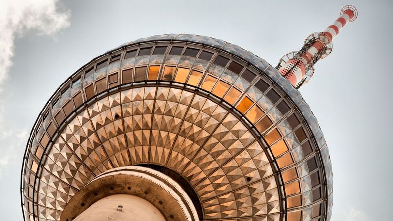Leuchttürme geben Orientierung auf dem Meer, Fernsehtürme in der Stadt. Digitale Leuchttürme weisen dagegen den Weg in die Zukunft.(Bild: ©  Radoslaw Maciejewski – stock.adobe.com)